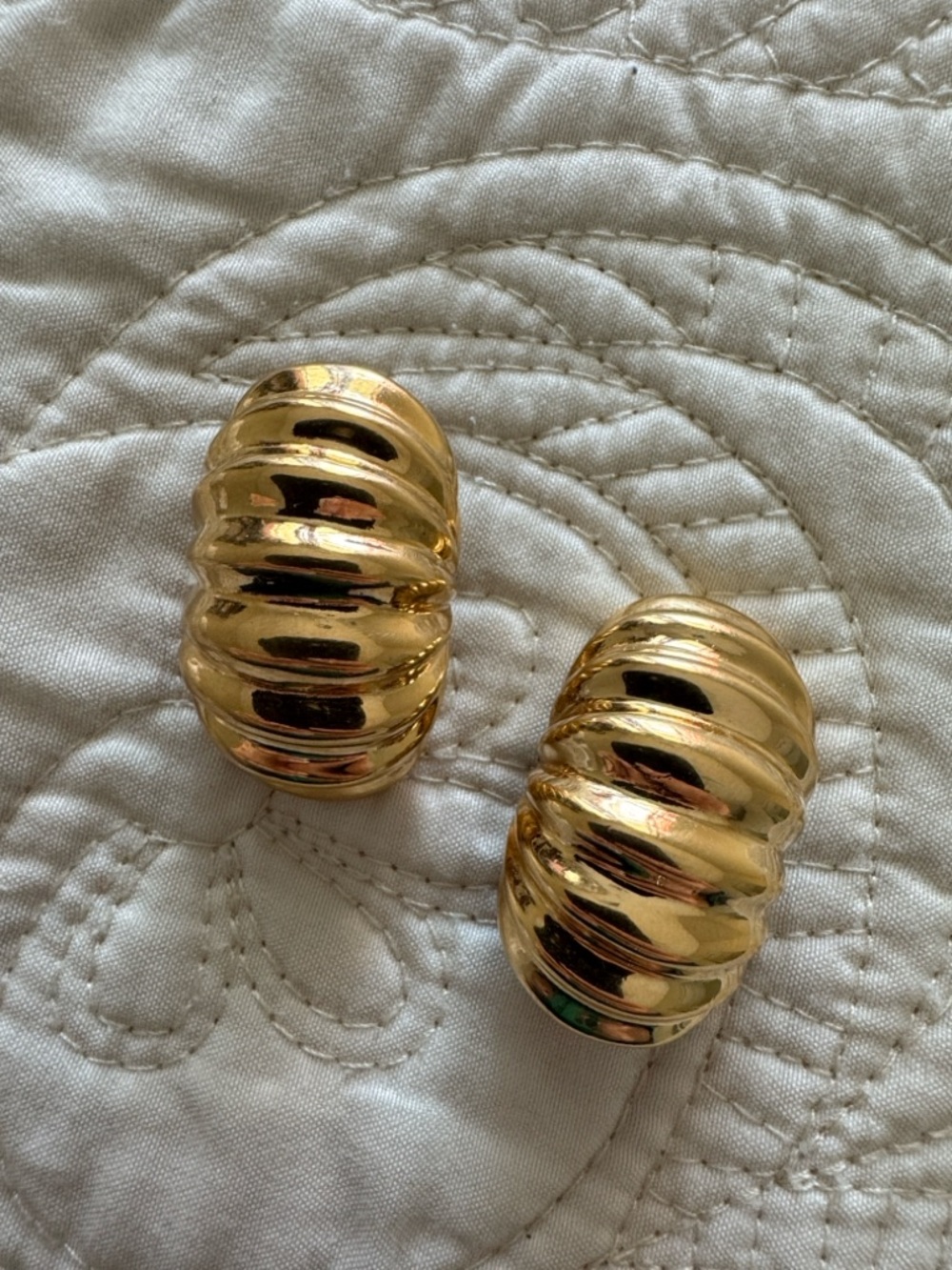 Vintage givenchy chunk gold ribbed shrimp clip one earrings